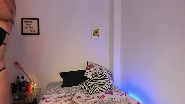 LauraToro  online show from 11-22-25, 10:08