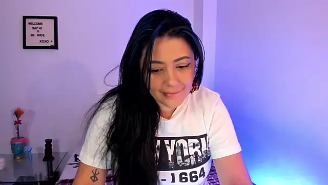 LauraToro  online show from 12-20-25, 01:30