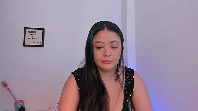 Snapshot of LauraToro_ chatting on 02-15-26, 04:39 LauraToro online show from 02-15-26, 04:39