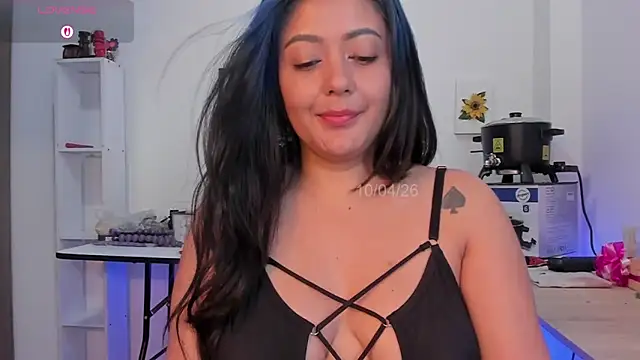 LauraToro  online show from 04-11-26, 03:14