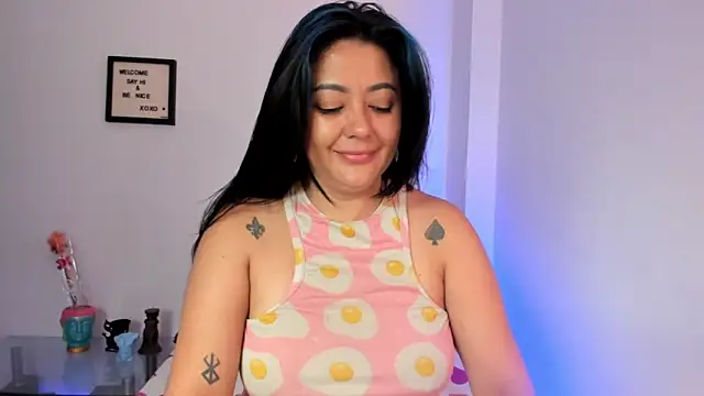 Snapshot of LauraToro_ chatting on 01-17-26, 07:23 LauraToro online show from 01-17-26, 07:23