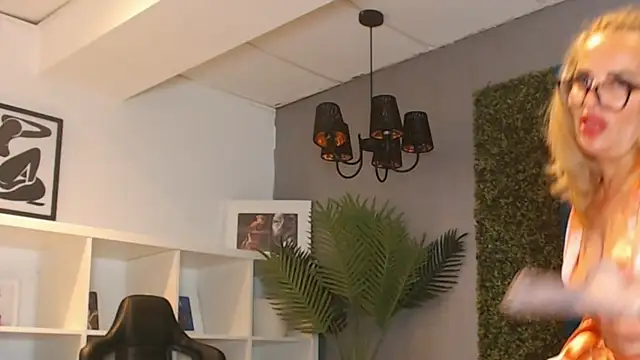 ElviraZoi online show from 06-17-26, 06:13