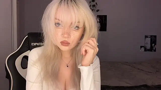 Velvets Vixens01 online show from 06-18-26, 05:51