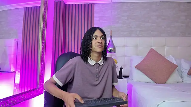 Snapshot of KyleeSmiith chatting on 06-23-26, 04:43 KyleeSmiith online show from 06-23-26, 04:43