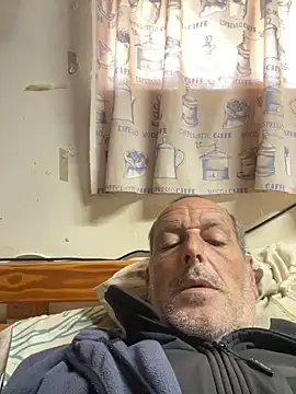 Snapshot of GeldenKuy chatting on 06-10-26, 06:14 GeldenKuy online show from 06-10-26, 06:14