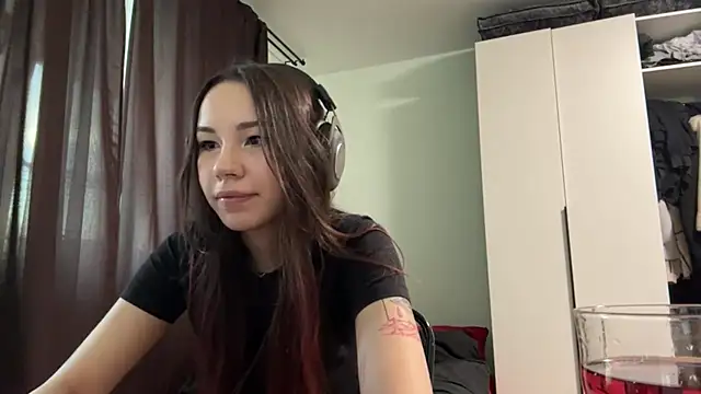 Snapshot of HotGirlMilla chatting on 06-21-26, 06:46 HotGirlMilla online show from 06-21-26, 06:46