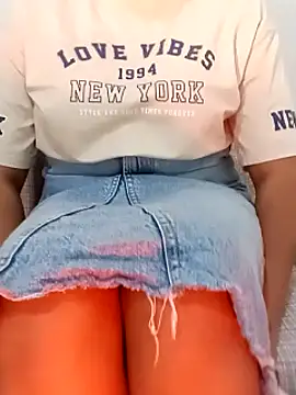 Snapshot of officequeen chatting on 07-16-26, 05:15 officequeen online show from 07-16-26, 05:15