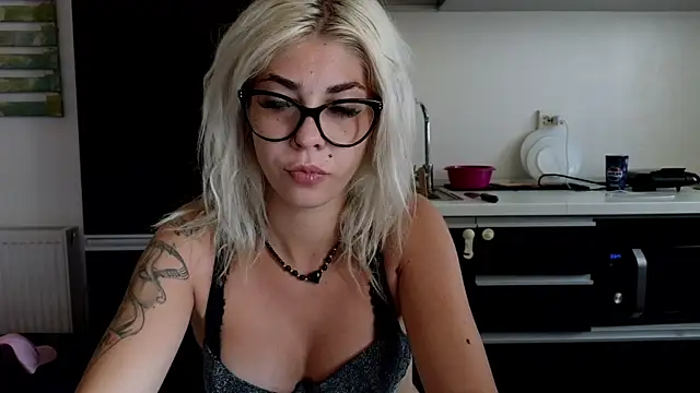 Snapshot of Sarahcamsx chatting on 07-17-26, 08:22 Sarahcamsx online show from 07-17-26, 08:22