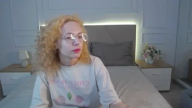 Snapshot of MiaVelmont chatting on 07-12-26, 11:00 MiaVelmont online show from 07-12-26, 11:00