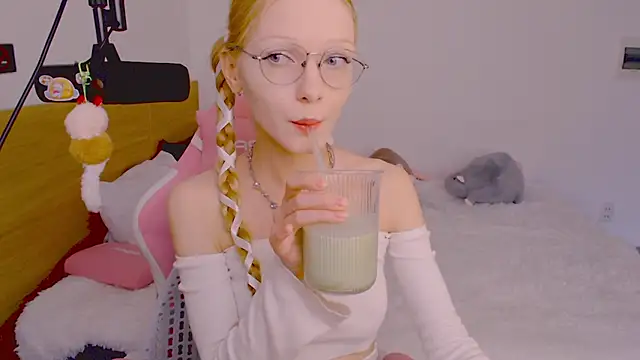 Snapshot of blush chatting on 07-05-26, 08:43 blush online show from 07-05-26, 08:43
