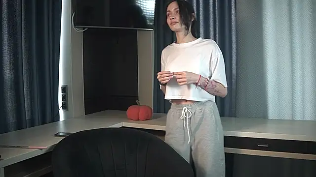 ErminiaBiles online show from 06-14-26, 08:48