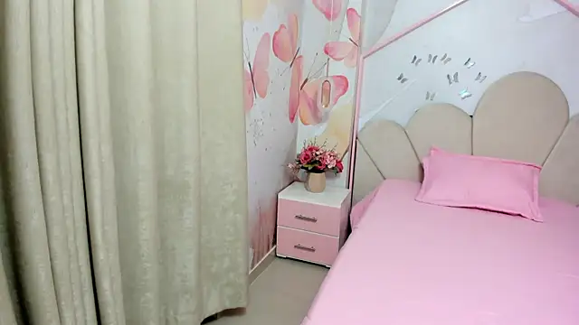 Millieskinny18 online show from 06-19-26, 03:01