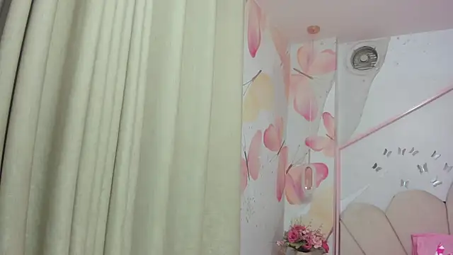 Millieskinny18 online show from 06-17-26, 03:06