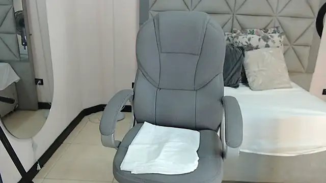 lily mendoza online show from 07-16-26, 08:17
