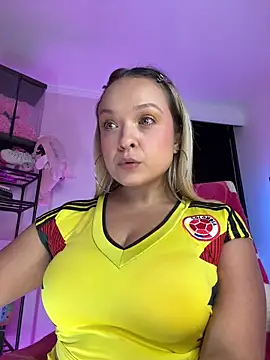 Snapshot of SaraAvila chatting on 06-18-26, 04:00 SaraAvila online show from 06-18-26, 04:00
