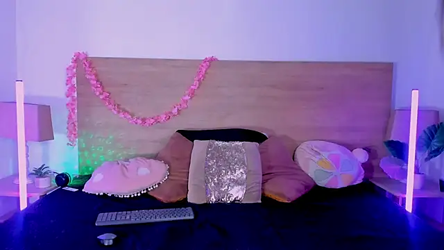 LaraRous online show from 07-07-26, 09:51