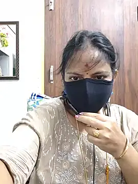 Snapshot of Tamil_white_beauty chatting on 06-15-26, 10:59 Tamil white beauty online show from 06-15-26, 10:59