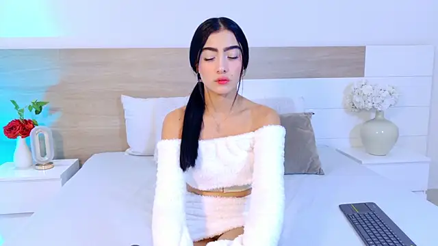 Snapshot of MaluCortes chatting on 06-23-26, 02:15 MaluCortes online show from 06-23-26, 02:15
