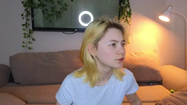 Snapshot of Emily_Miu chatting on 07-14-26, 12:10 Emily Miu online show from 07-14-26, 12:10