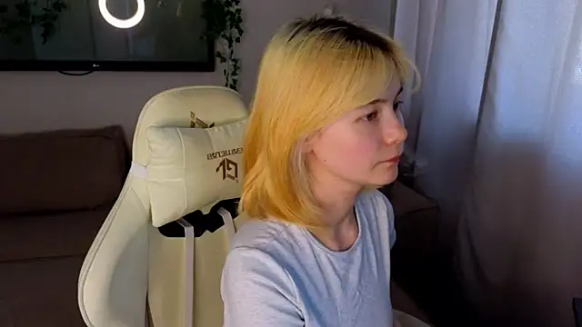 Snapshot of Emily_Miu chatting on 06-21-26, 03:01 Emily Miu online show from 06-21-26, 03:01
