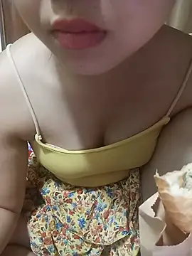 Snapshot of Emma-cutee chatting on 07-02-26, 02:01 Emma-cutee online show from 07-02-26, 02:01