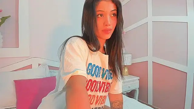 Snapshot of Skinnysweet__ chatting on 06-20-26, 05:29 Skinnysweet online show from 06-20-26, 05:29