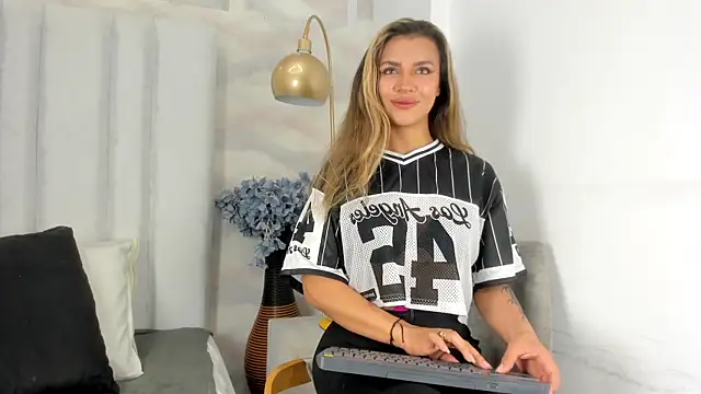 megan glow  online show from 07-06-26, 12:45