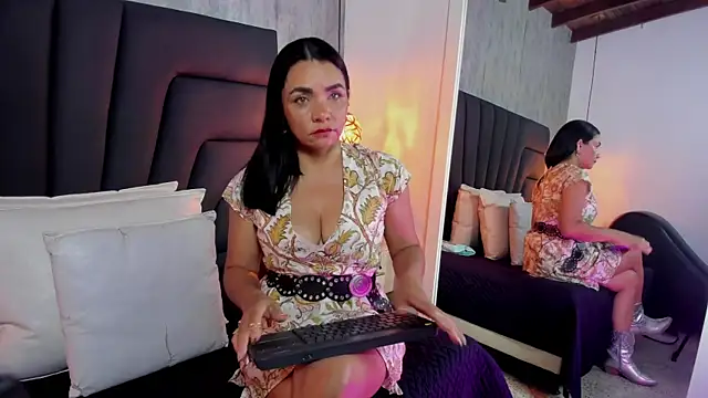 Snapshot of Longina_ chatting on 07-28-26, 07:39 Longina online show from 07-28-26, 07:39