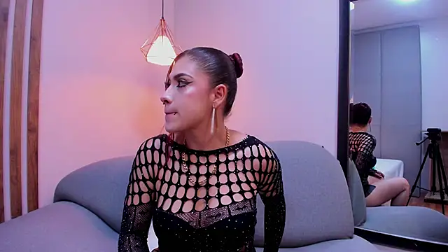 DarlyHooper   online show from 06-19-26, 12:22