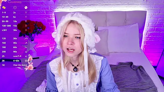 Snapshot of ChloeWells chatting on 08-08-26, 03:35 ChloeWells online show from 08-08-26, 03:35