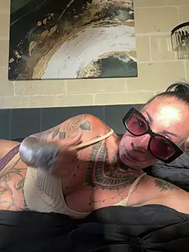Snapshot of inked_up_jade chatting on 06-19-26, 04:02 inked up jade online show from 06-19-26, 04:02
