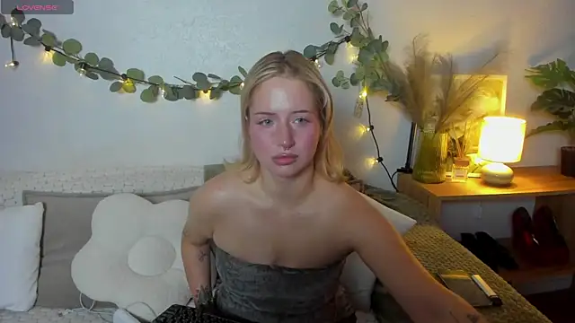 LallyBunnyy online show from 06-20-26, 01:27