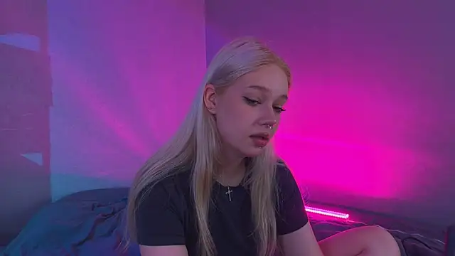 Snapshot of MichelleMargiela chatting on 06-30-26, 03:28 MichelleMargiela online show from 06-30-26, 03:28