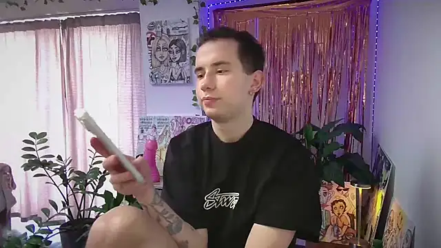 Snapshot of Moon_boyy chatting on 06-20-26, 02:33 Moon boyy online show from 06-20-26, 02:33