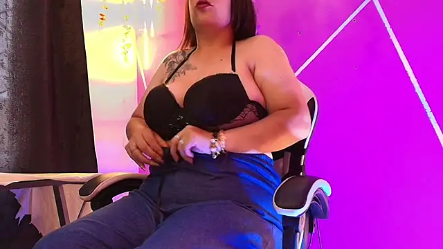CurvyMilen online show from 06-25-26, 08:14