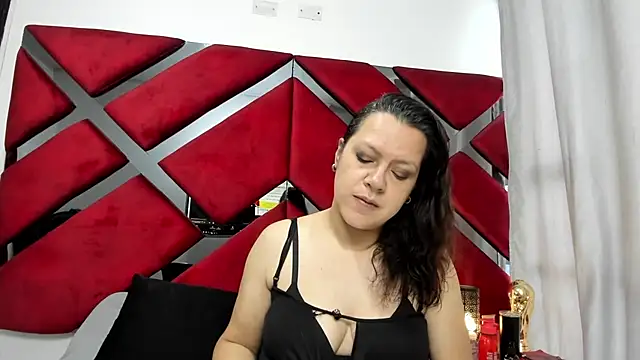 ELLE HADID online show from 07-18-26, 12:25