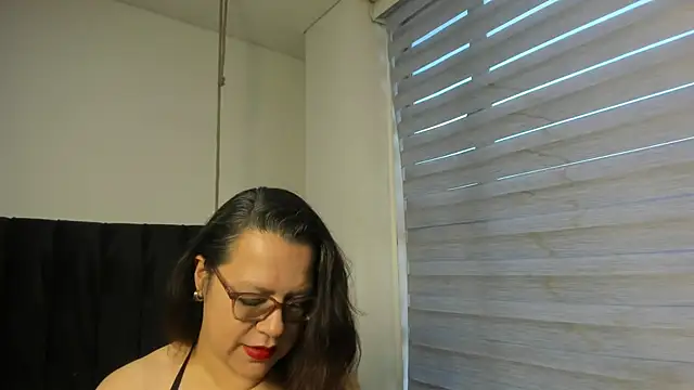 ELLE HADID online show from 07-28-26, 12:45
