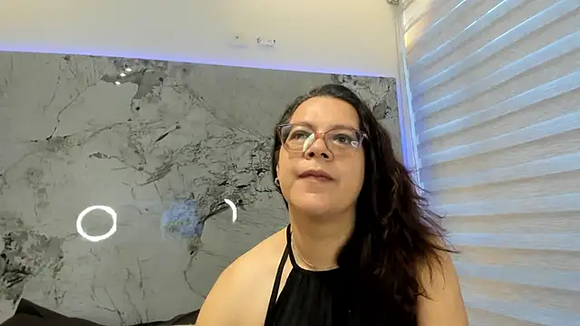 ELLE HADID online show from 08-07-26, 11:38