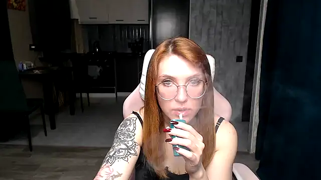 Reginasmilee online show from 11-19-25, 01:55