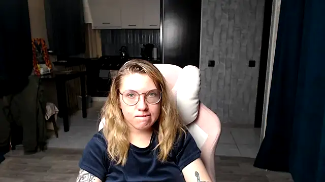 Snapshot of Reginasmilee chatting on 09-16-25, 12:00 Reginasmilee online show from 09-16-25, 12:00