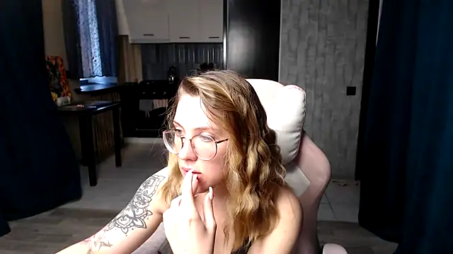 Snapshot of Reginasmilee chatting on 09-11-25, 04:45 Reginasmilee online show from 09-11-25, 04:45