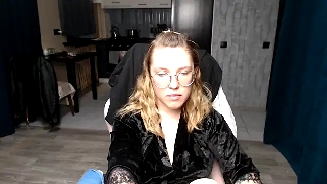 Snapshot of Reginasmilee chatting on 09-20-25, 12:37 Reginasmilee online show from 09-20-25, 12:37