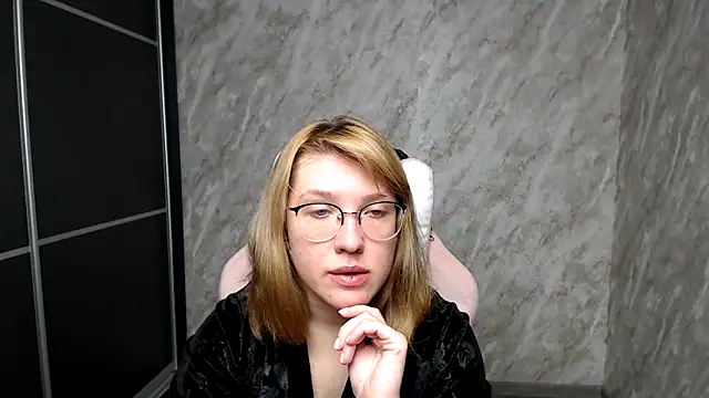 Snapshot of Reginasmilee chatting on 03-16-25, 09:05 Reginasmilee online show from 03-16-25, 09:05
