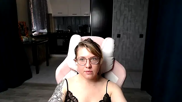 Snapshot of Reginasmilee chatting on 09-17-25, 11:56 Reginasmilee online show from 09-17-25, 11:56