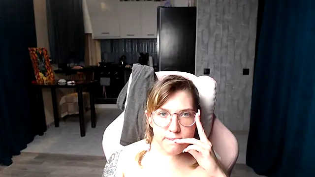 Snapshot of Reginasmilee chatting on 09-10-25, 12:20 Reginasmilee online show from 09-10-25, 12:20