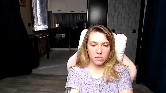 Snapshot of Reginasmilee chatting on 09-23-25, 12:12 Reginasmilee online show from 09-23-25, 12:12