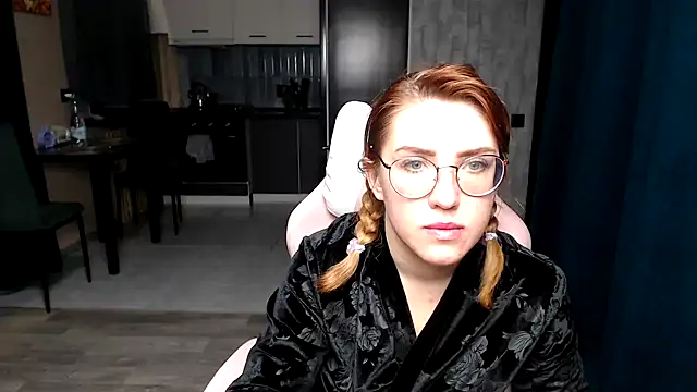 Reginasmilee online show from 11-14-25, 01:42