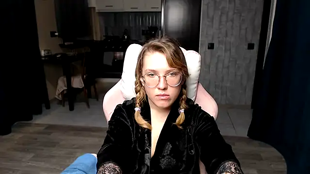 Snapshot of Reginasmilee chatting on 09-21-25, 02:06 Reginasmilee online show from 09-21-25, 02:06