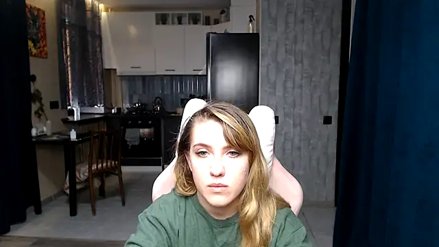 Snapshot of Reginasmilee chatting on 09-27-25, 12:33 Reginasmilee online show from 09-27-25, 12:33