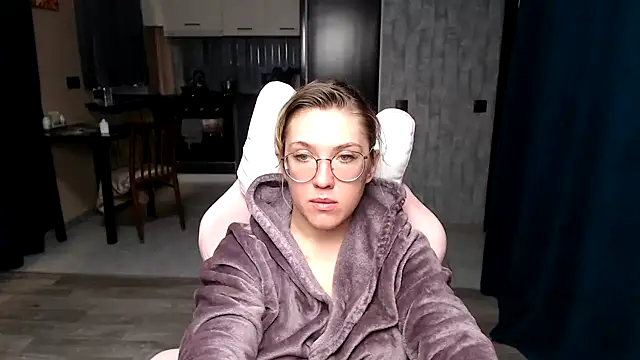 Snapshot of Reginasmilee chatting on 09-29-25, 01:28 Reginasmilee online show from 09-29-25, 01:28